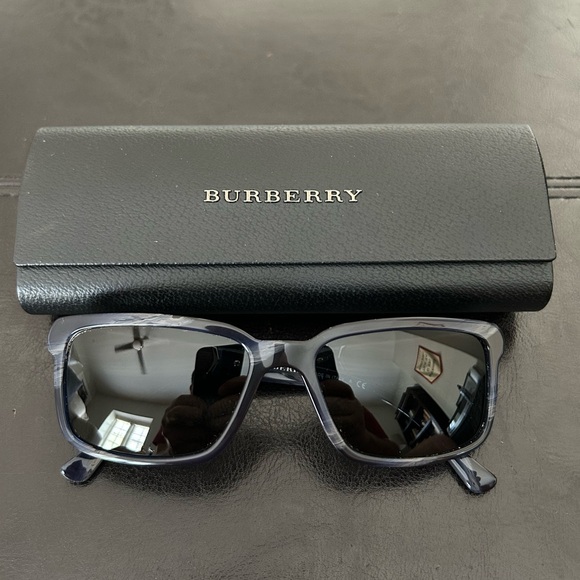 Burberry 4158 Sunglasses in Blue Horn with Case and Cloth - Picture 3 of 5